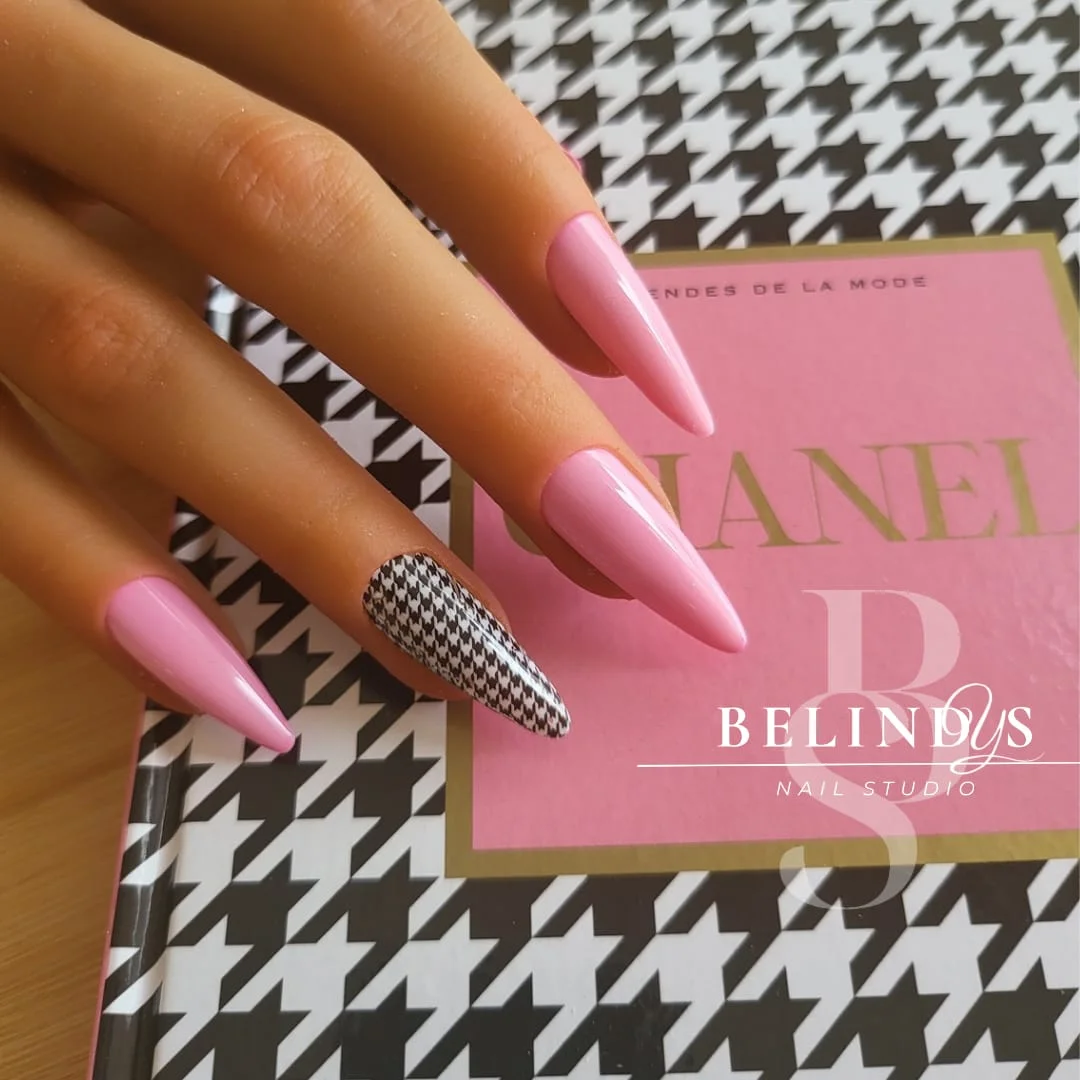 nail art rose, blanc et noir